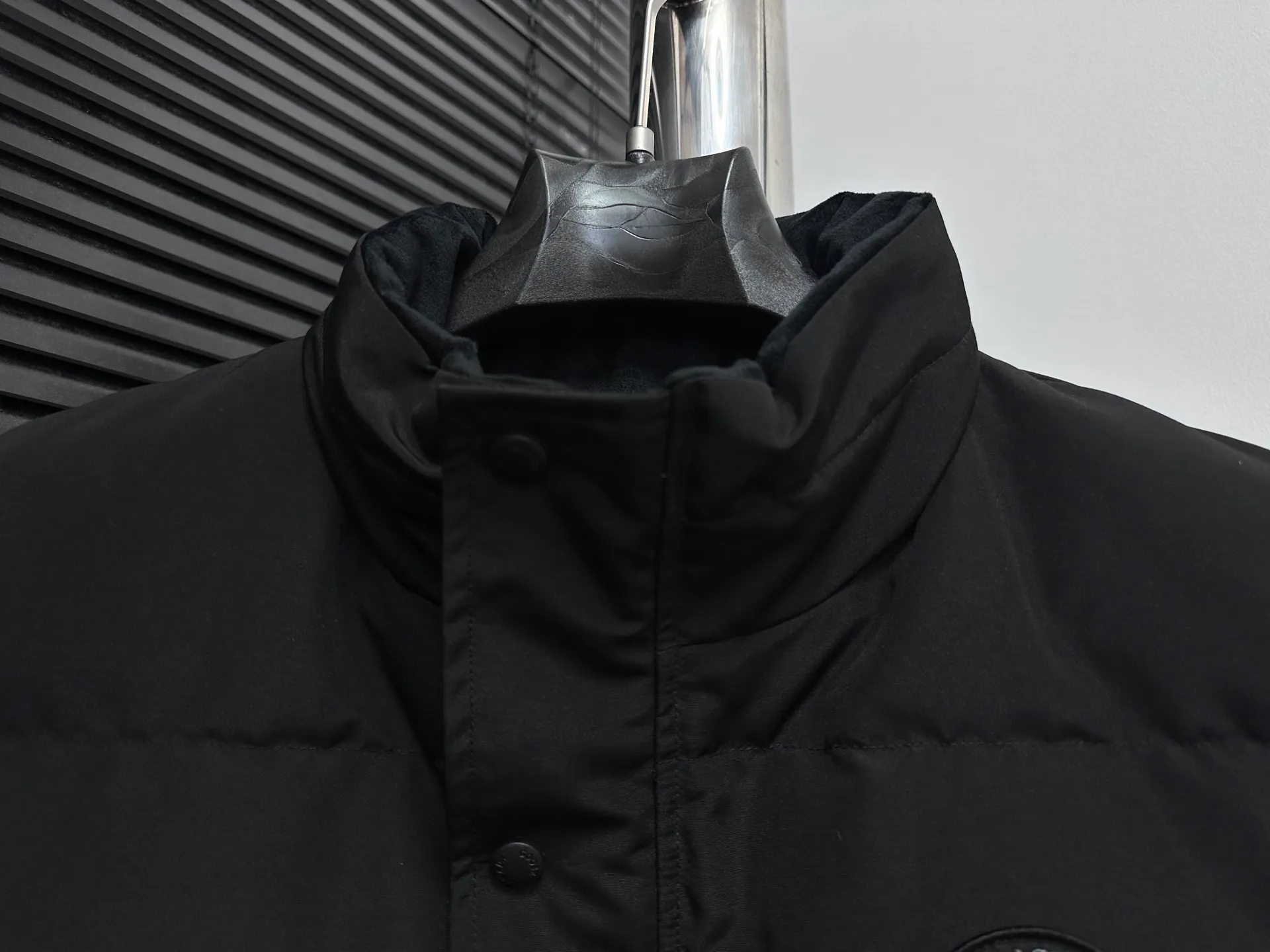P360 [Canada Goose] Canada Goose black label #Freestyle Crew 4151mb men’s and women’s vest down ➖ Imported Behringer embroidery machine with customized 10,000-needle embroidery label! ➖ Imported 21-count polyester-cotton blended original fabric, using Feather-Light 10D waterproof coating fabric, made of 84.5% polyester fiber and 15.5% cotton, 100% the best feel in the entire network! ➖ The genuine official website uses the national standard 80 white duck down, and will never be misled by false claims such as 90 down or goose down! ➖ 100% nylon nylon lining with double double-layer sealing design to prevent velvet from running away. Top-grade polar fleece is used in the collar and pockets to keep warm and comfortable! ➖ Yoshida YKK provides original custom-made electroplated sliders. YKK two-way lockable zippers are tight and smooth and will not peel off paint! ➖ 3M composite original Velcro is durable, and all accessories and hardware are disassembled and customized! ⛔No slander, no exaggeration, no need for too much copywriting, because it is focused, it is professional!  SIZE: XS S M L XL XXL
